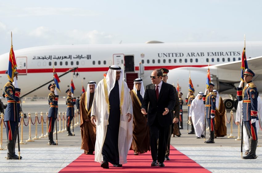  The head of state arrives in Cairo on an official visit, and the Egyptian president is at the forefront of his reception