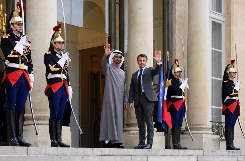  The Head of State discusses with the French President in Paris the strengthening of the strategic partnership between the two countries